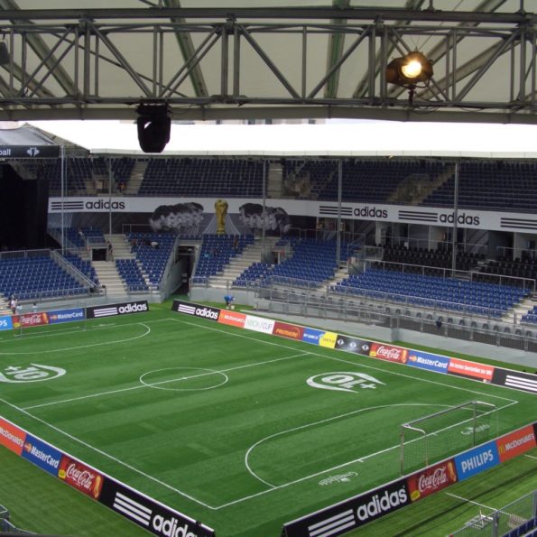 Professionelles Kunstrasen-Fußballfeld – langlebige und sichere Spielfläche, installiert von Top Green.